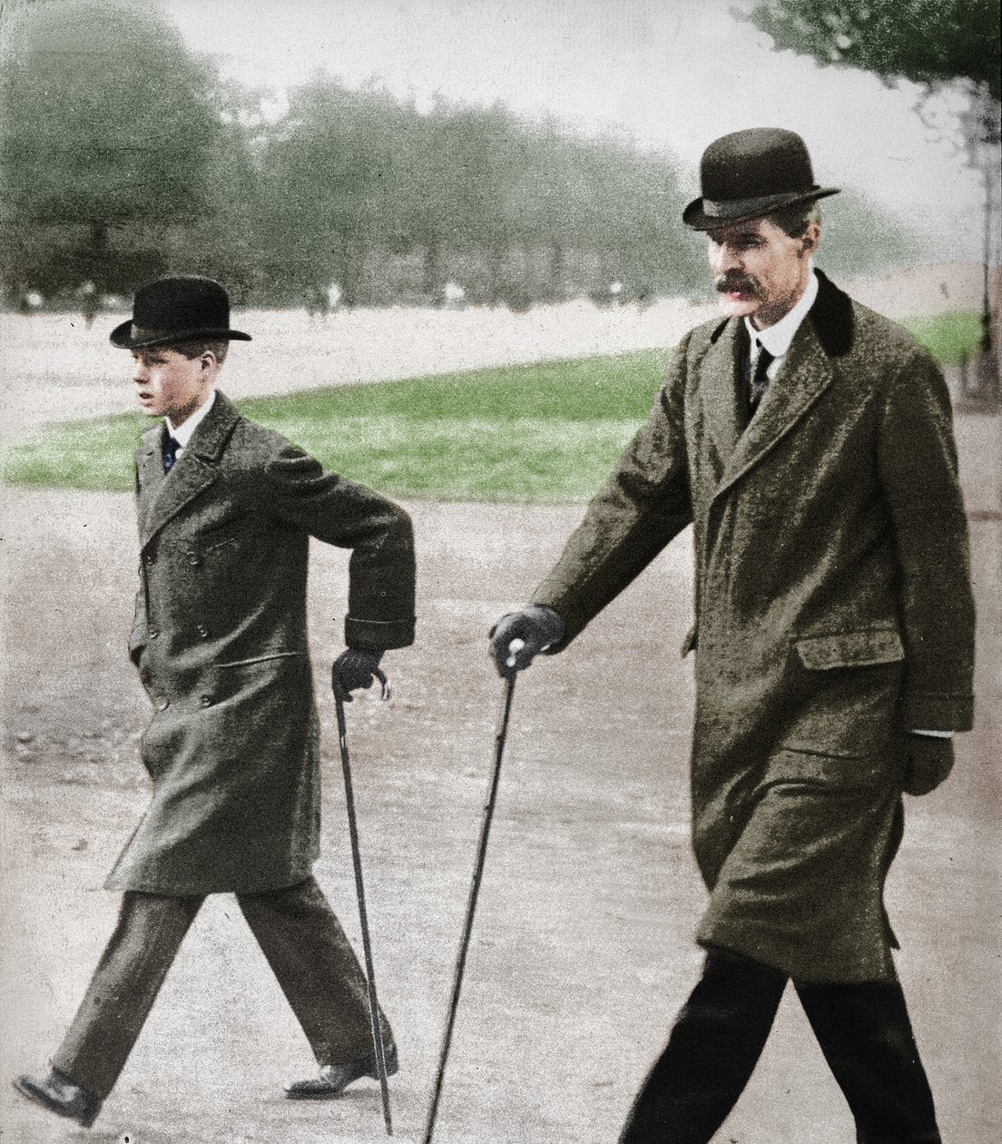 爱德华王子（Prince Edward）和他的老师HP汉塞尔（HP Hansell）同行，1936年12月19日在法国奥特伊（Auteuil） 作者 不明