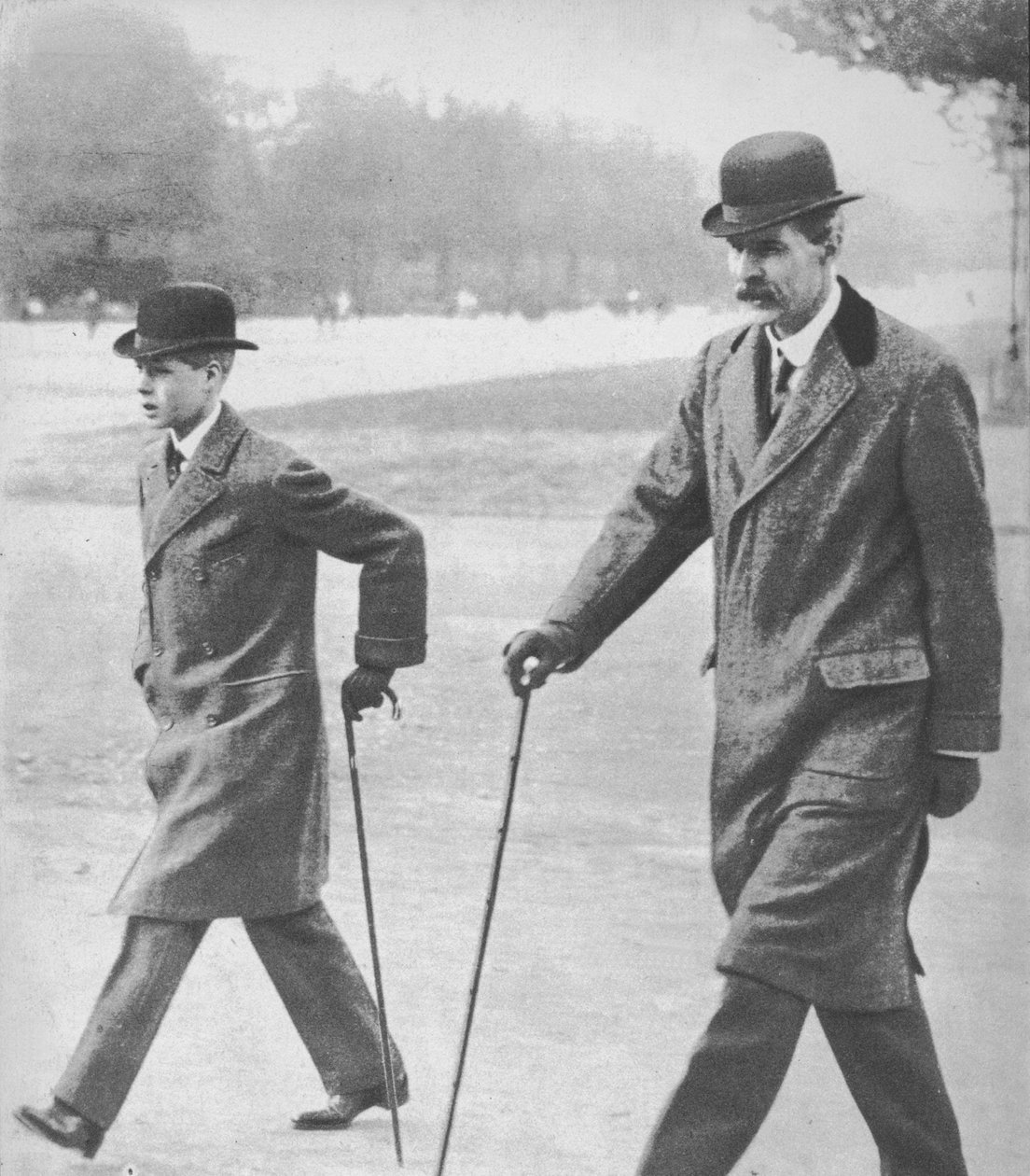 爱德华王子（Prince Edward）和他的导师HP汉塞尔（HP Hansell）一起在法国奥特伊（Auteuil）散步，摄于1912年，1936年。 作者 不明