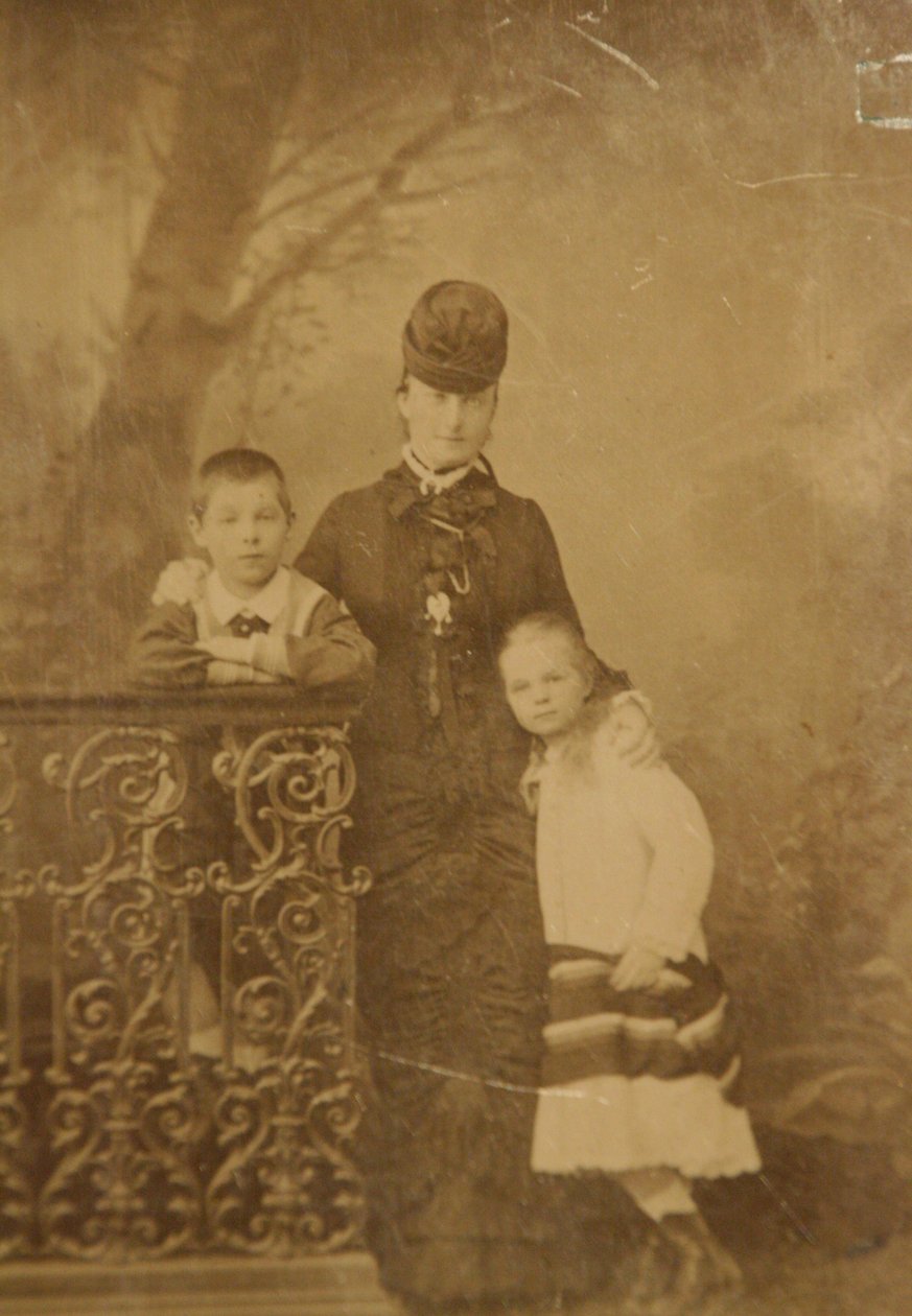 叶卡捷琳娜（Ekaterina）Mikhailovna Yurievskaya公主与孩子乔治（Georgy）和奥尔加（Olga），1870年代末至1880年代初。 作者 不明