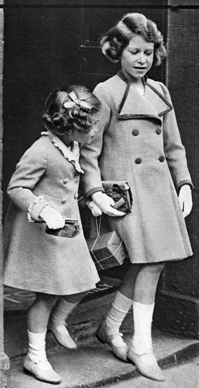 伊丽莎白公主和她的妹妹，大约在1936年 作者 不明