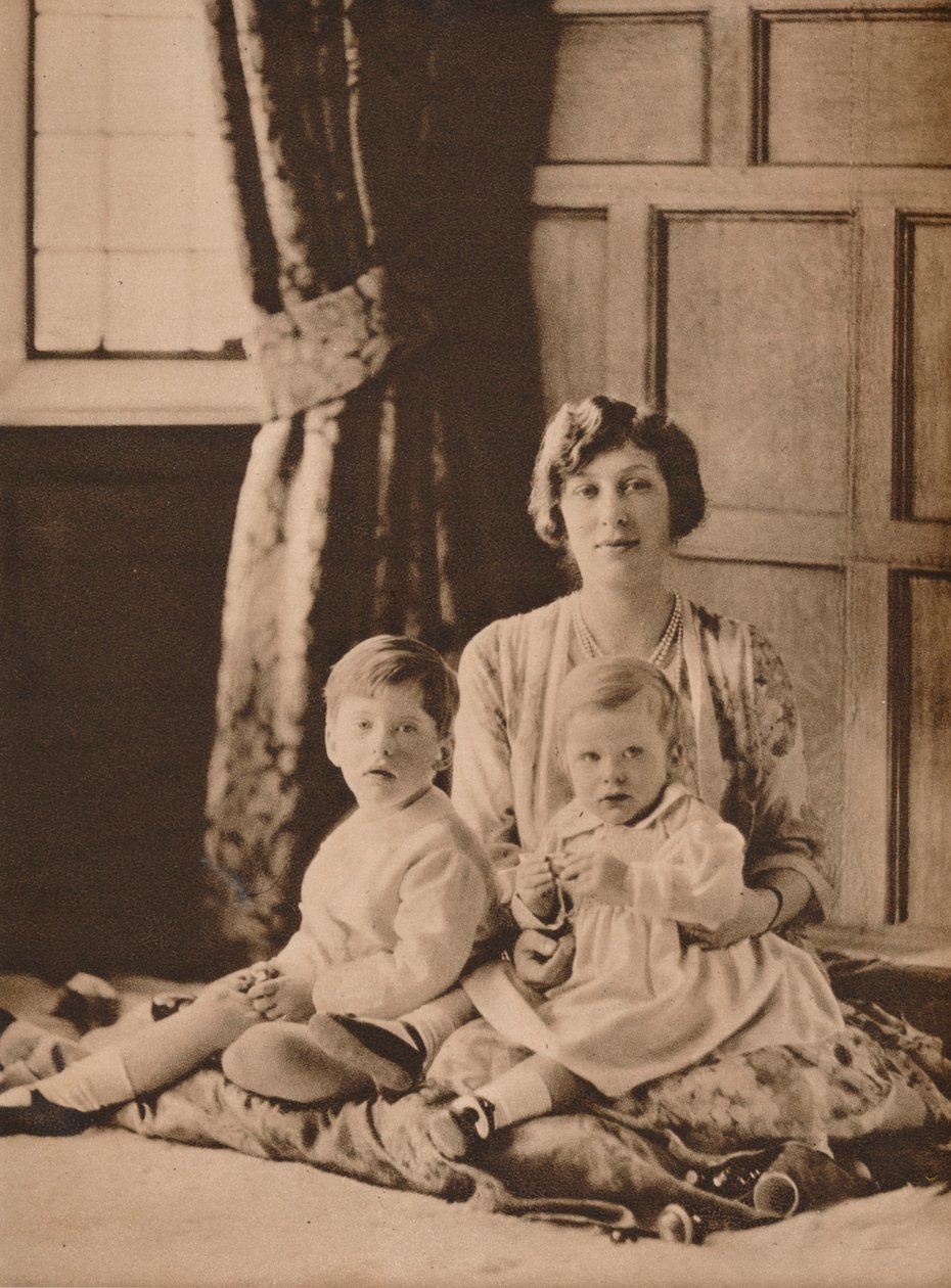 玛丽公主（Viscountess Lascelles）和她的两个儿子杰拉尔德（Gerald）和乔治（George），1926年，1935年 作者 不明