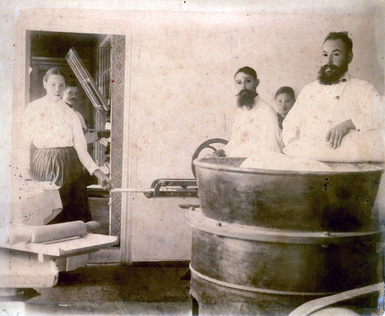 1900年代，俄罗斯叶森图基生产矿泉水饼。 作者 不明