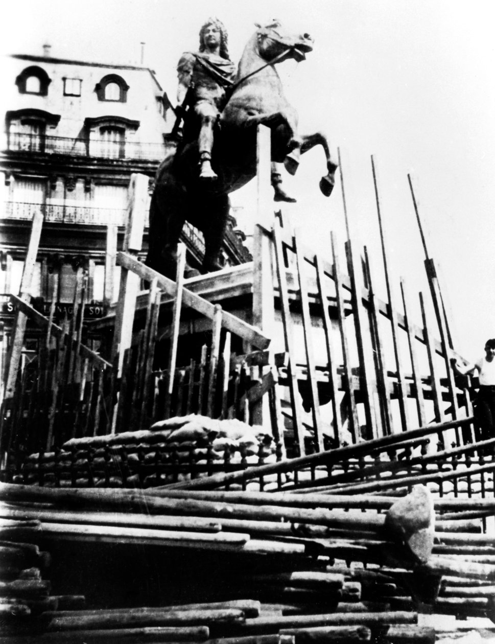 巴黎路易十四雕像的保护措施，1940年 作者 不明