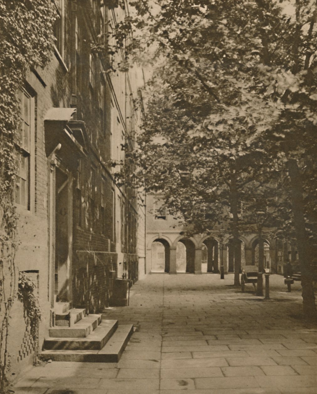 夏季的叶子和阳光服装中的Pump Court，c1935年。 作者 不明