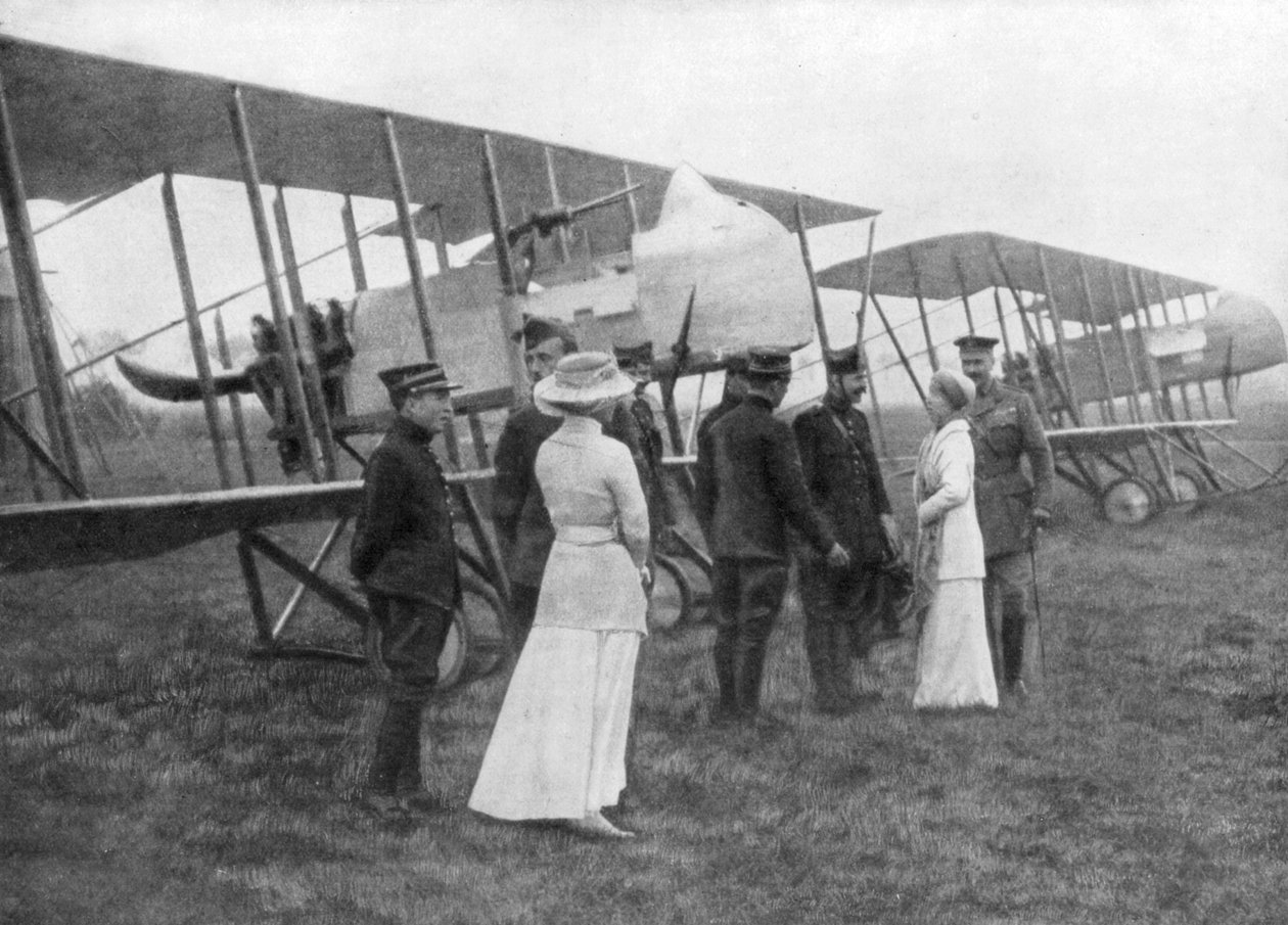 比利时伊丽莎白女王（Queen Elisabeth）访问盟军飞行员，大约在1915年 作者 不明
