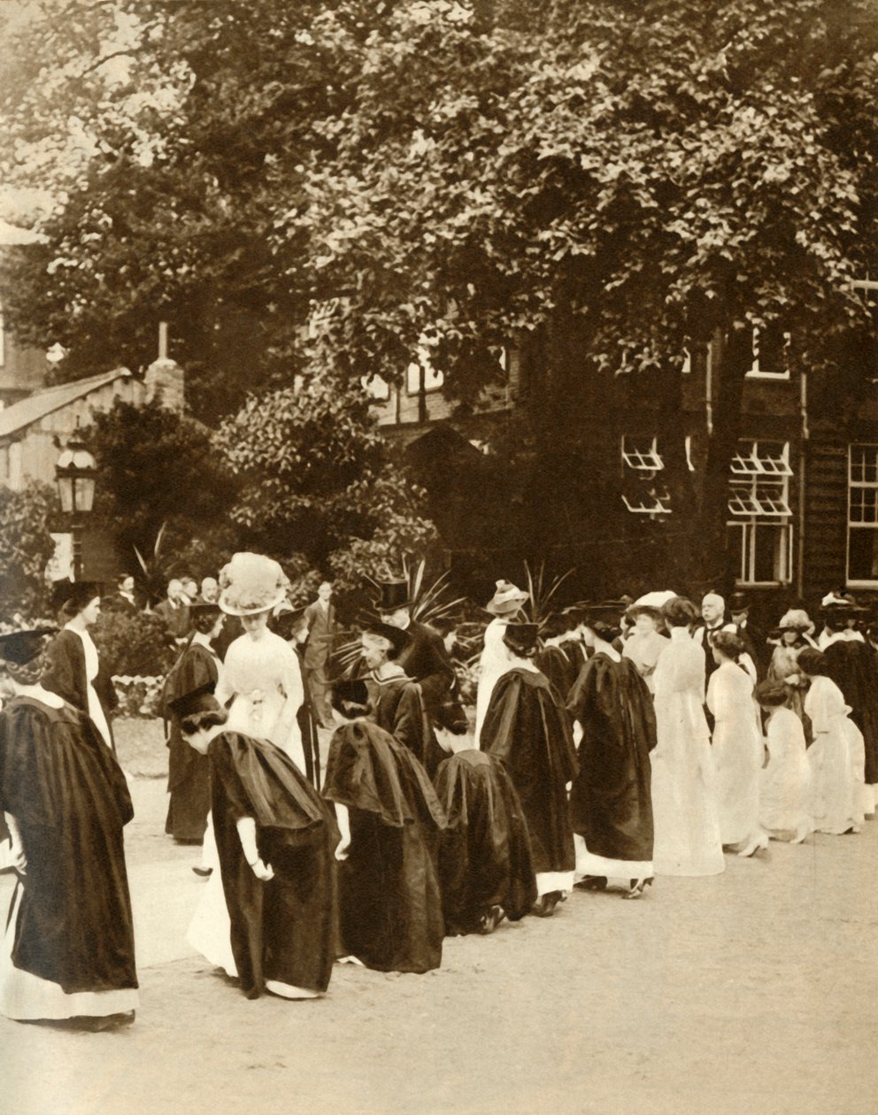 1913年，伦敦，贝德福德学院的玛丽女王（Queen Mary），1913年，1935年。 作者 不明