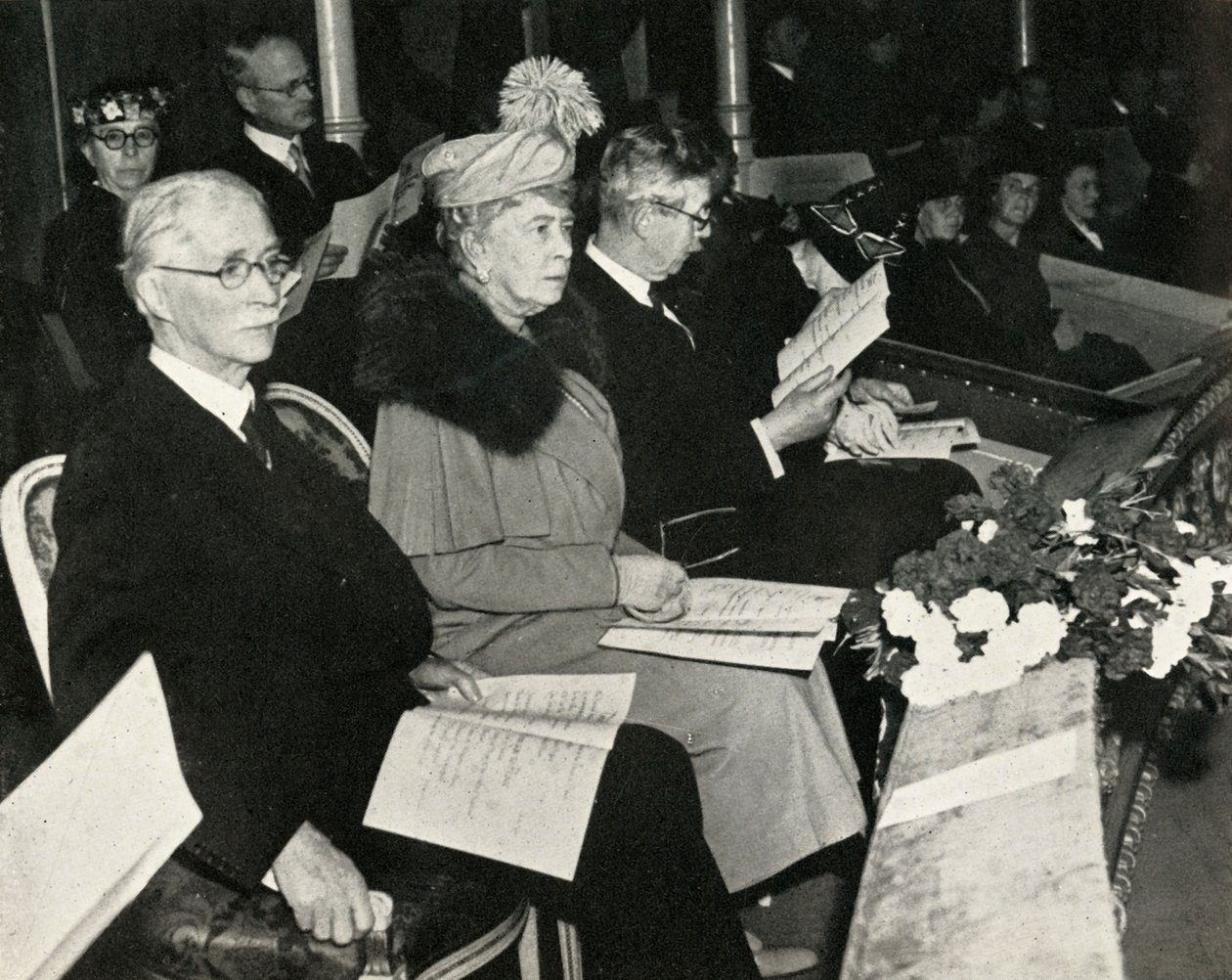 玛丽皇后（Queen Mary）在1945年，1951年在皇家阿尔伯特音乐厅举行的感恩节胜利音乐会上。 作者 不明