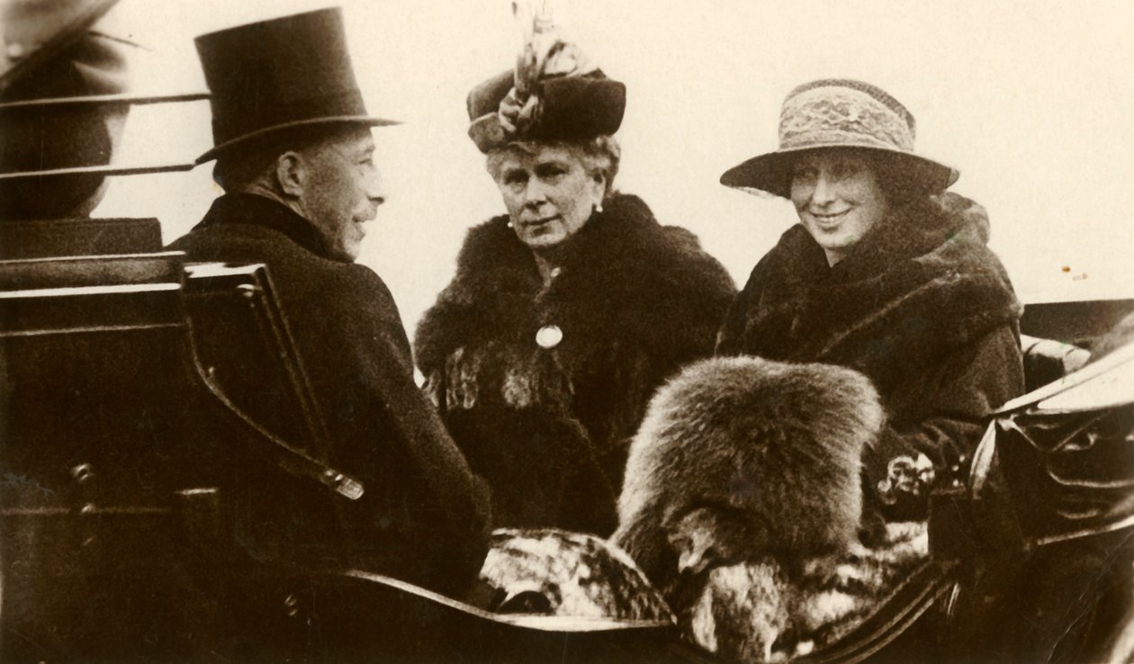 玛丽女王（Queen Mary）与皇家公主和子爵夫人Lascelles，1923年。 作者 不明