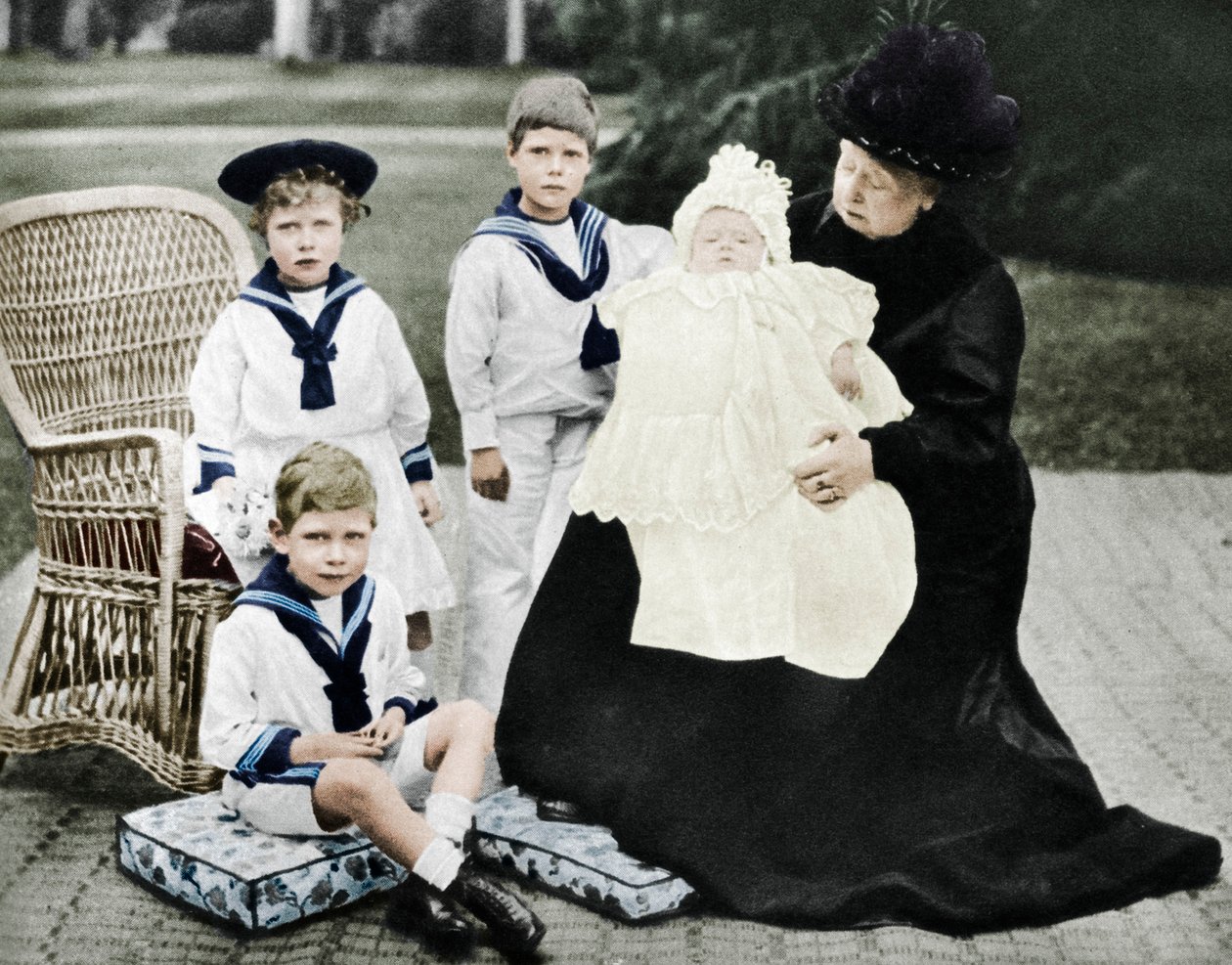 维多利亚女王（Queen Victoria）和她的大孙子在怀特岛的奥斯本楼（Osborne House），怀特岛，1900年 作者 不明