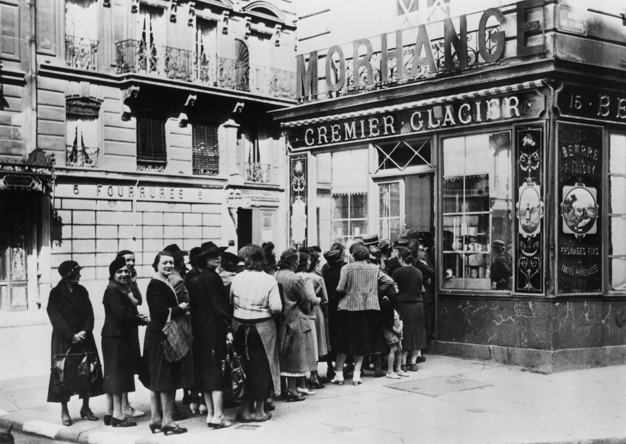 1940年6月28日，德国占领的巴黎，一家奶制品店外的妇女排队 作者 不明