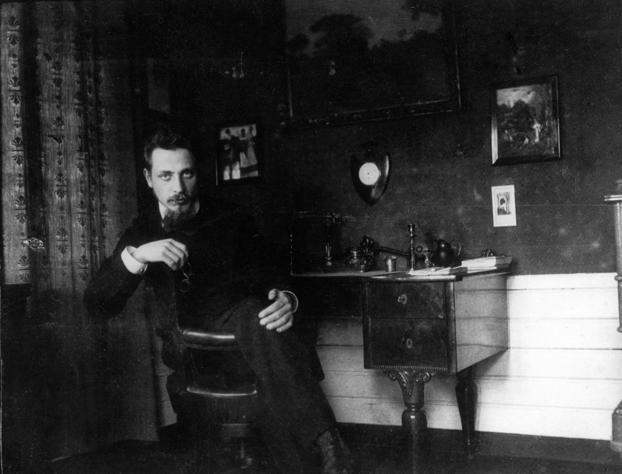 Rainer Maria Rilke在他的书房中c。 1905年。 作者 不明