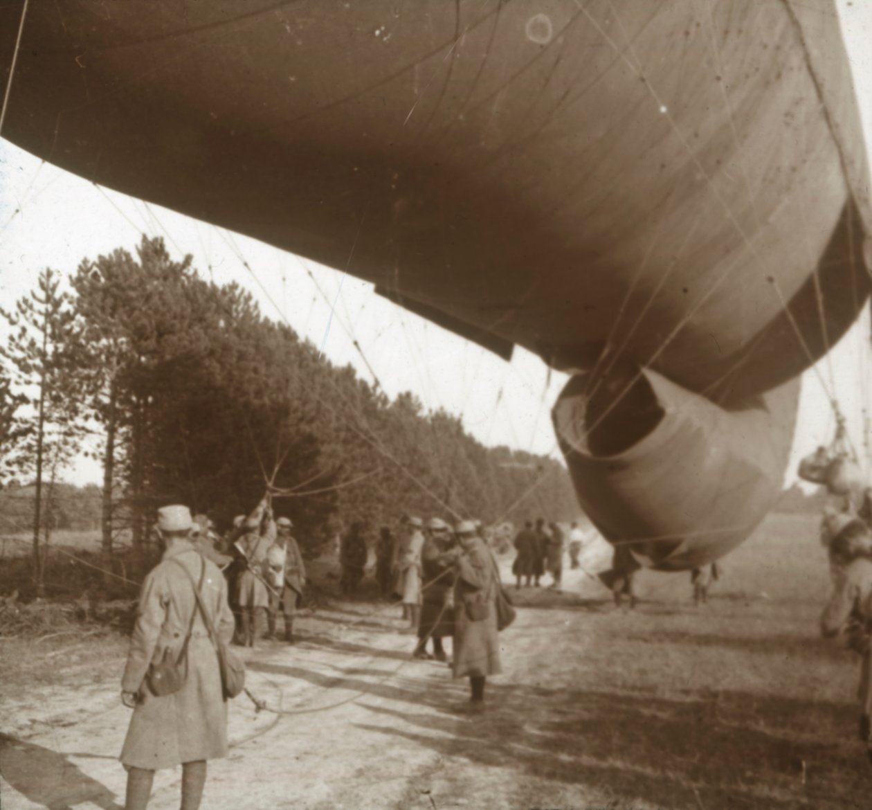 升起观测气球，法国北部，索姆，1916年 作者 不明