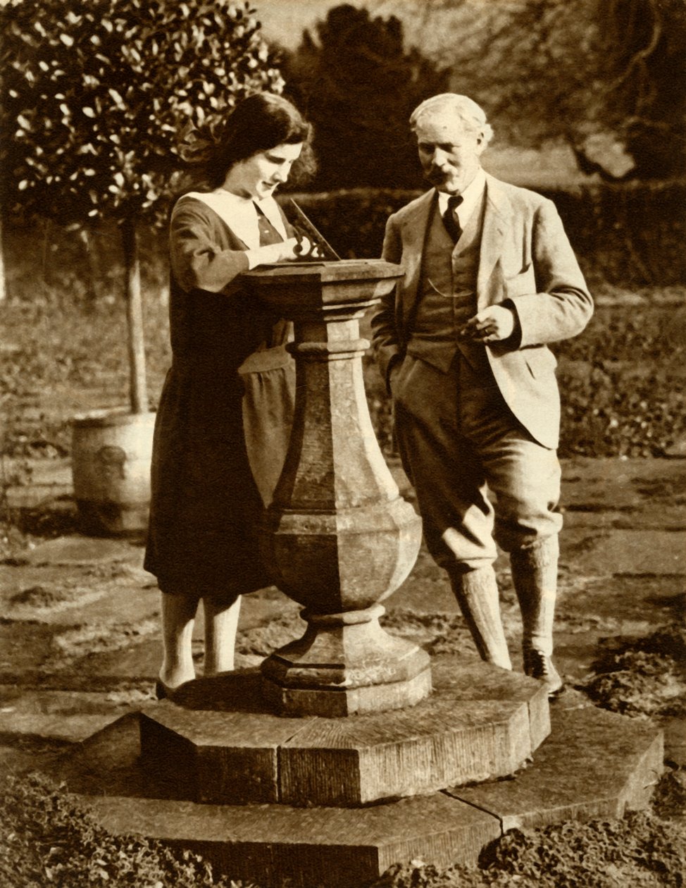 工党第一任总理拉姆齐·麦克唐纳（Ramsay MacDonald）和他的女儿在1924年和1935年在棋牌游戏。 作者 不明