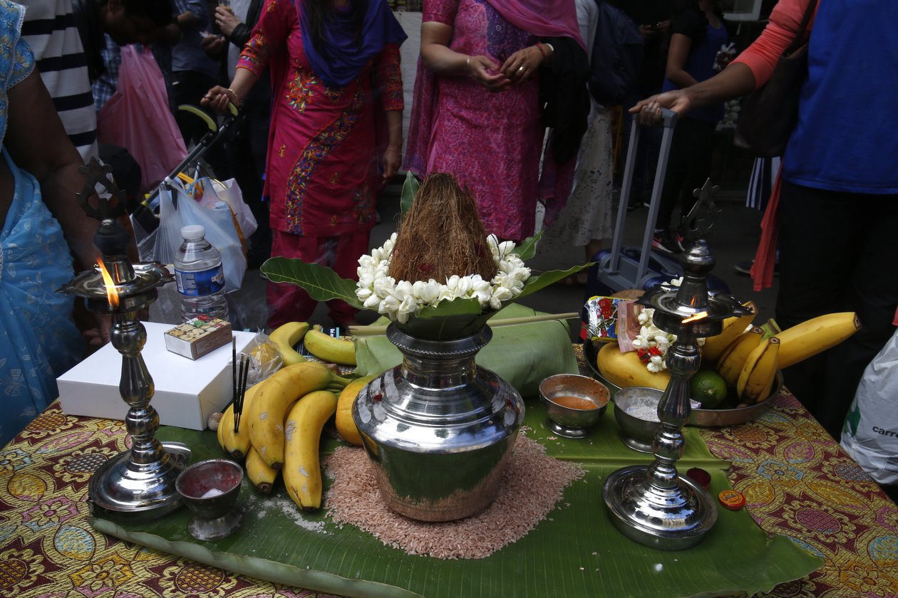 Ratha Yatra charriot festival in Paris. Offerings. France 作者 不明