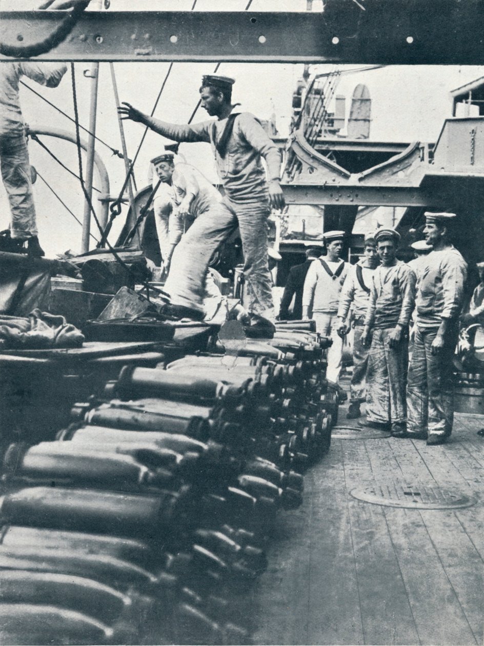 战舰甲板上的海军枪炮接收壳，c1914 作者 不明