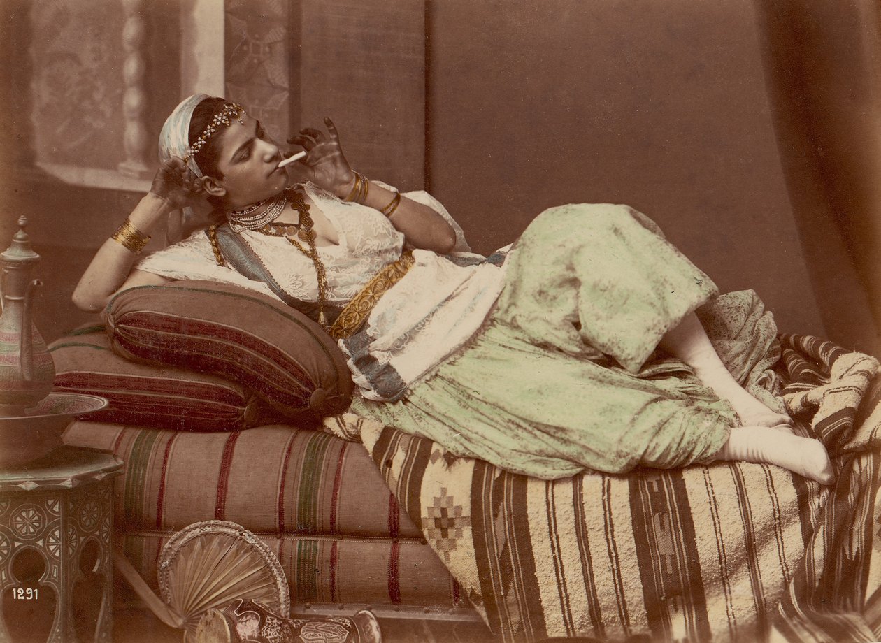 [躺着抽烟的女人]，1870-90。 作者 不明