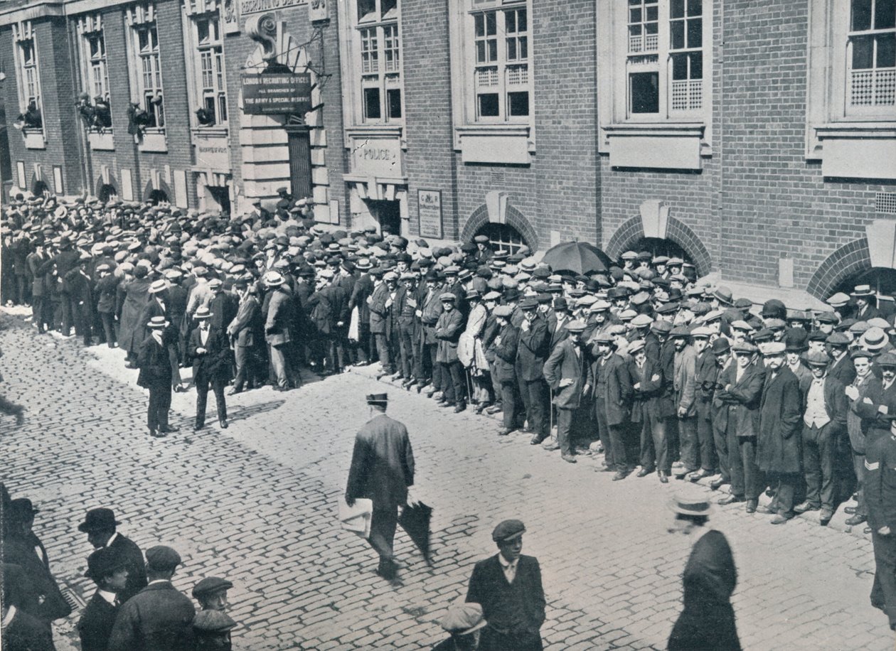 于1914年在伦敦市中心招募站外等候的新兵 作者 不明