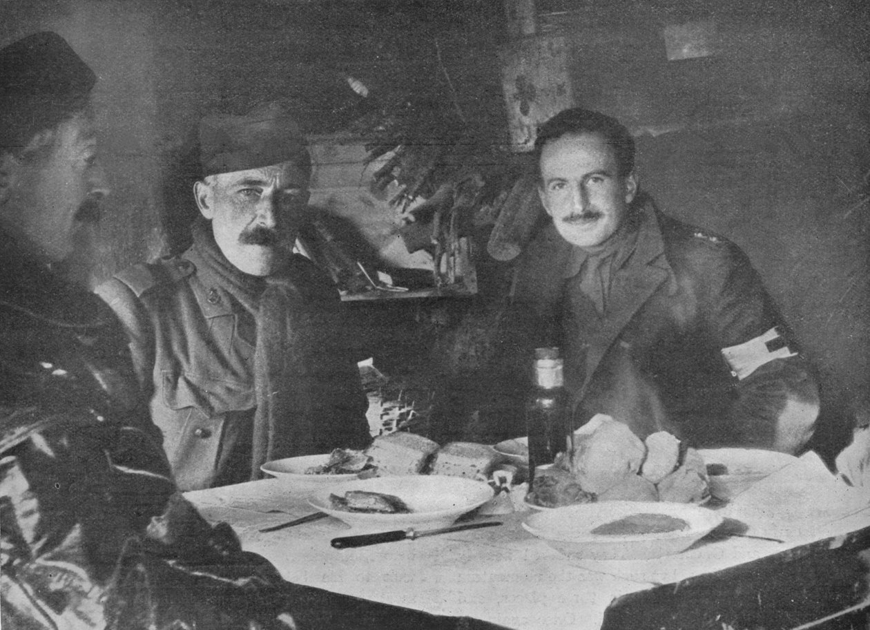 1914年，红十字会军官在挖出的晚餐中 作者 不明