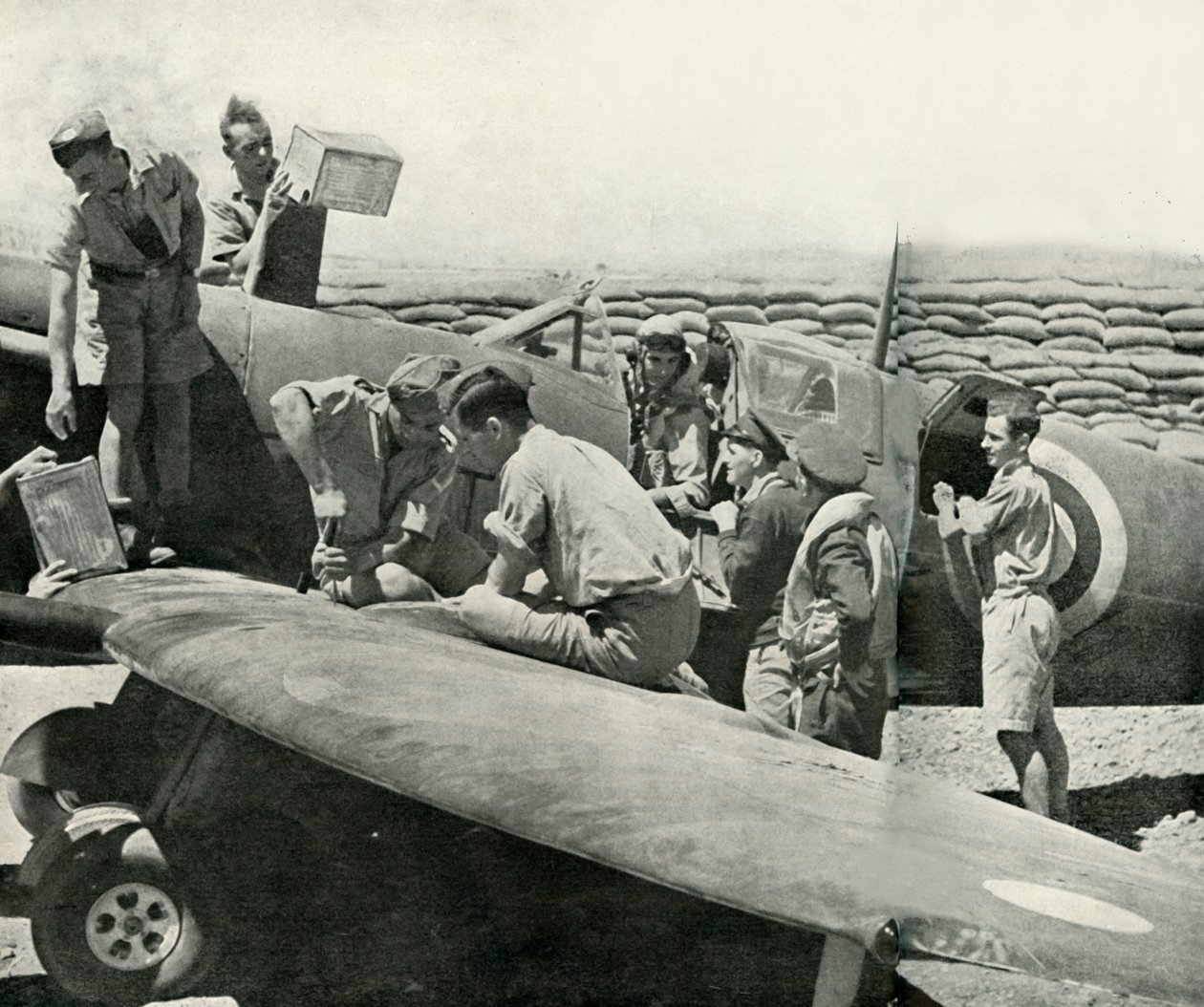 第二次世界大战，马耳他，1942年加油并重新武装喷火战斗机。 作者 不明