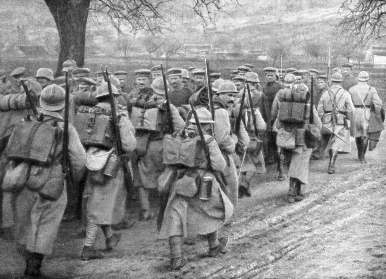 1918年3月30日，法国皮卡第的Plessis-de-Roye，救济法国步兵经过一排战俘 作者 不明