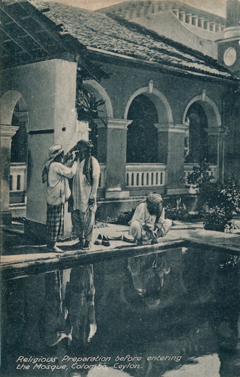 在进入清真寺之前的宗教准备，科伦坡，锡兰，c1910。 作者 不明