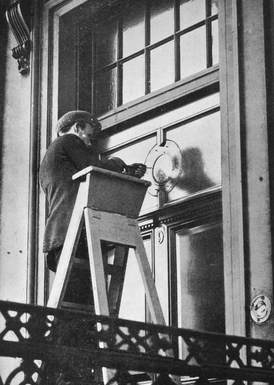 从德国大使馆移走德国标志，伦敦卡尔顿楼露台，1914年 作者 不明