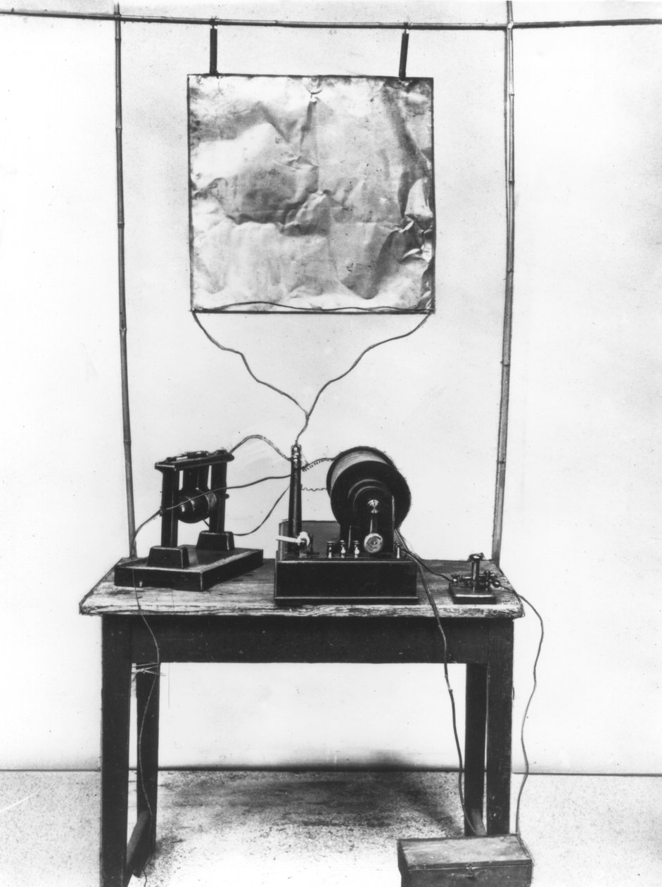 Marconis的复制品于1894年在意大利的早期实验中使用的第一个变送器 作者 不明