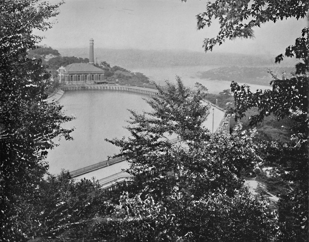 俄亥俄州辛辛那提市伊甸园水库，建于1897年。 作者 不明