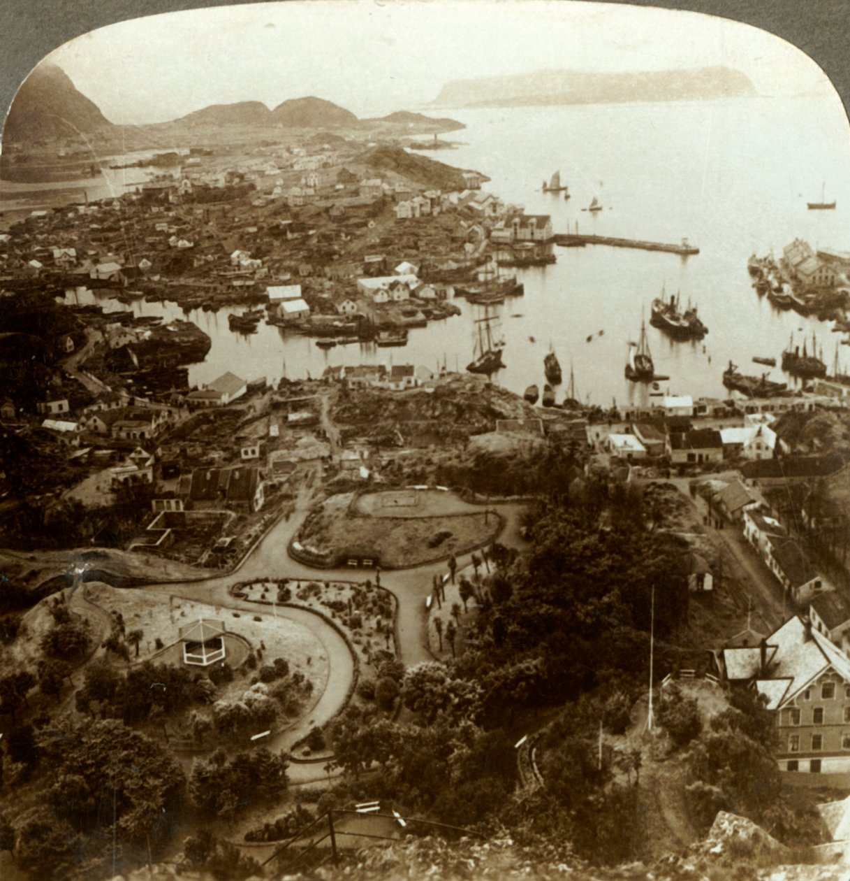 恢复被烧毁的城市-Aalesund，一个岛屿港口，以及重要的鳕鱼市场，挪威，大约在1905年。 作者 不明