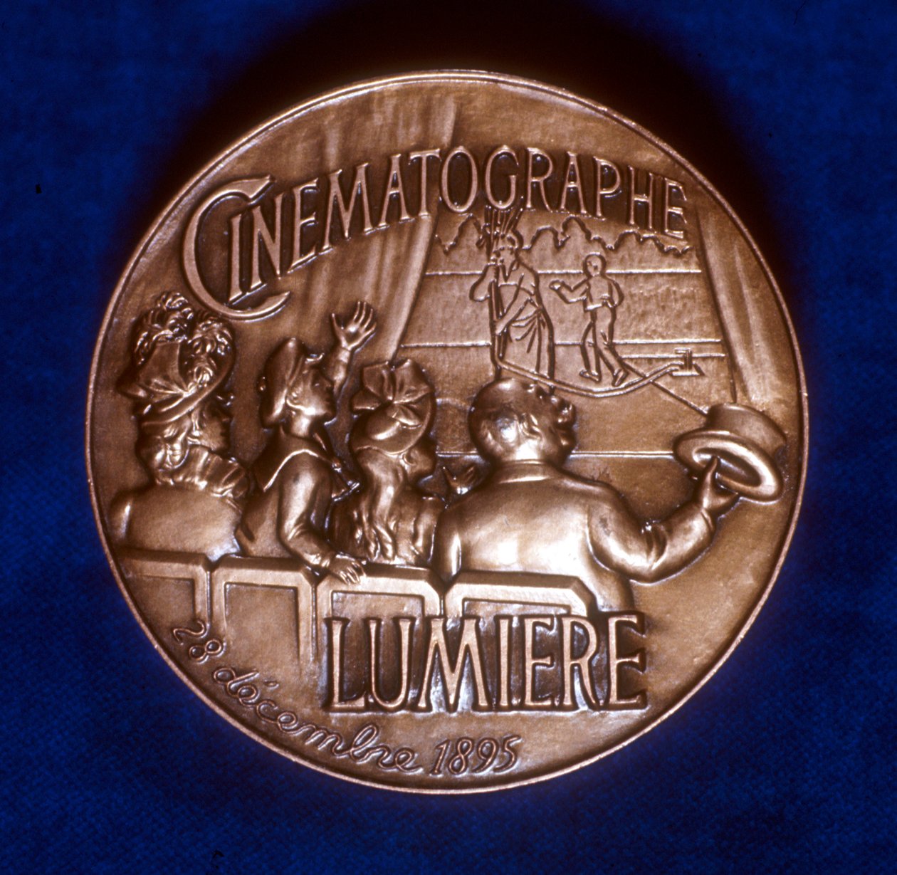 纪念卢米埃尔兄弟（Lumiere brothers）摄影50周年的纪念章的反面，1945年 作者 不明