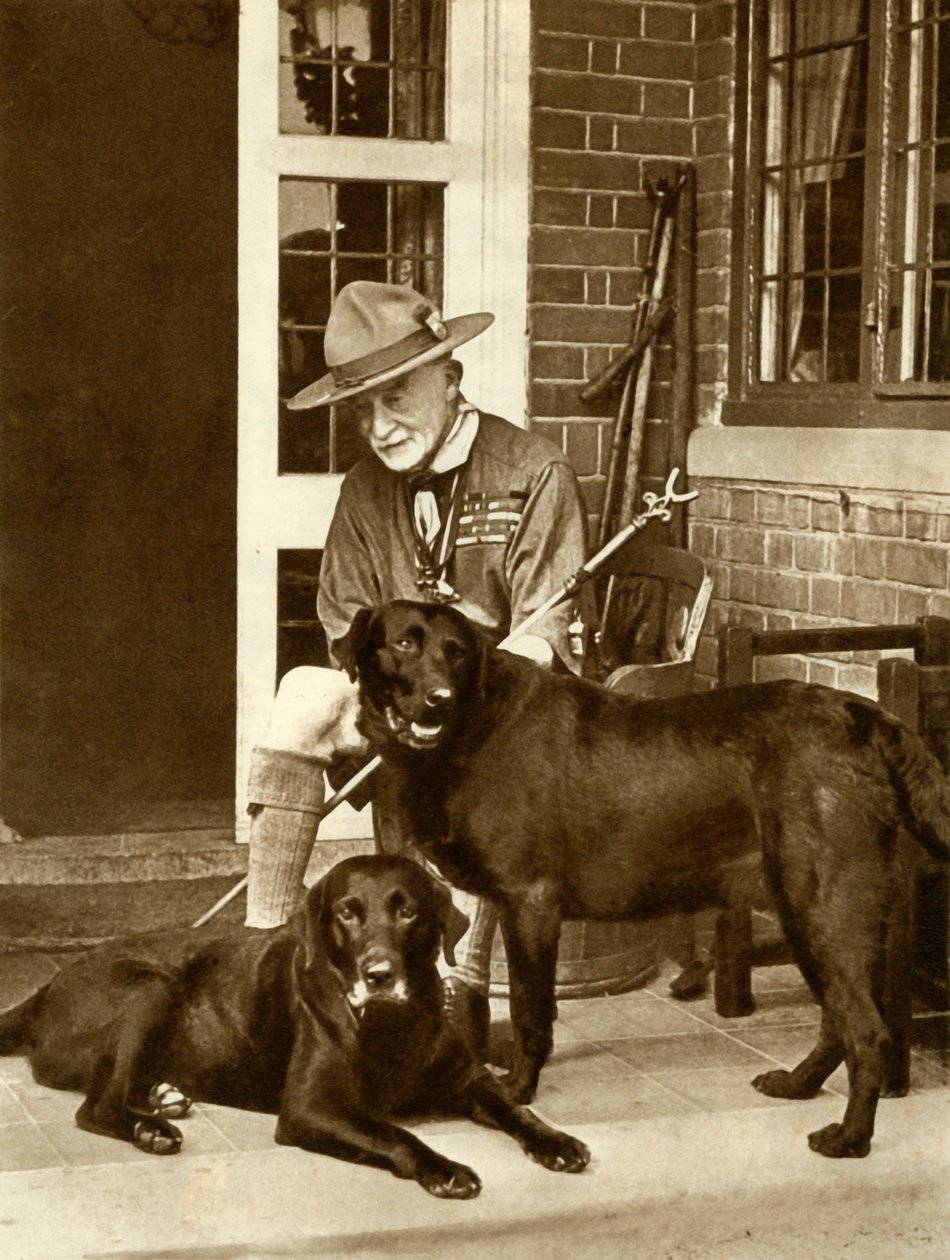 罗伯特·巴登·鲍威尔（Robert Baden-Powell）和他的狗一起在家，摄于1929年，1935年。 作者 不明