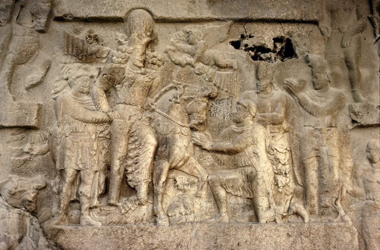 描绘萨珊国王沙普尔一世（241-72 年）、罗马皇帝瓦勒良（约 240-260 年）和波斯将军的岩石浮雕，3 世纪（石头） 作者 不明