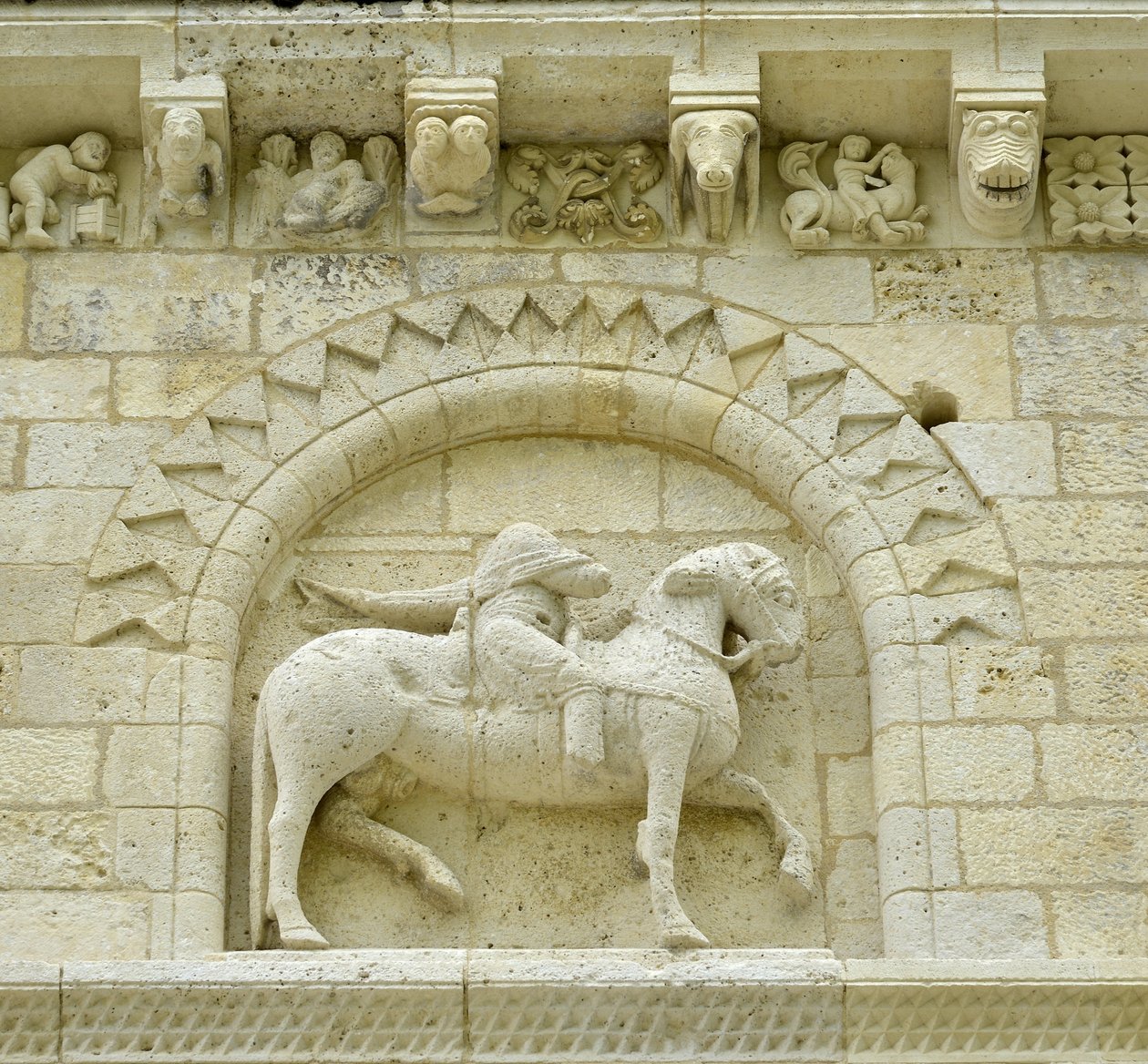 Romanesque art: detail of the facade depicting Hugues de Surgeres and Geoffroy de Vendome or Emperor Constantine I the Great whose foot of the horse would tread Heresie and Christ triumphant of Evil and Death, Notre Dame (Notre-Dame) de Surgeres (17700) 作者 不明