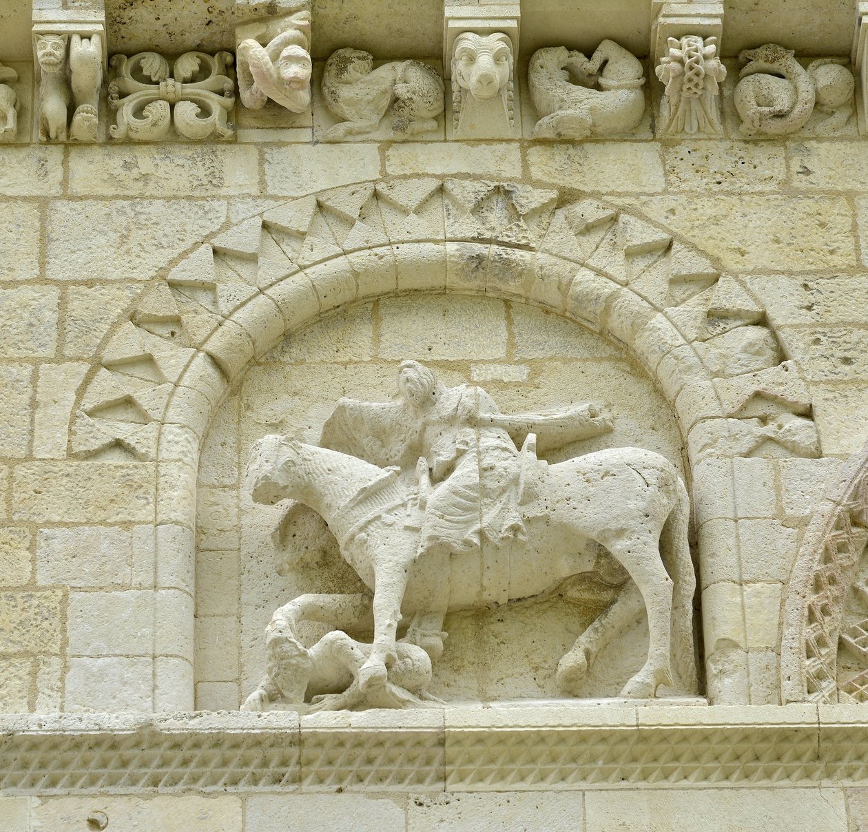Romanesque art: detail of the facade depicting Hugues de Surgeres and Geoffroy de Vendome or Emperor Constantine I the Great whose foot of the horse would tread Heresie and Christ triumphant of Evil and Death, Notre Dame (Notre-Dame) de Surgeres (17700) 作者 不明