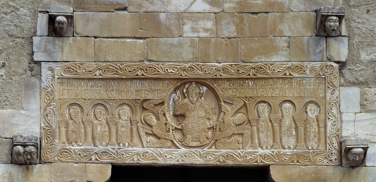 Romanesque art: lintel representing a group of apoloons surrounding Christ supported by two angels. Church of Saint Michael of Saint Genis des Fontaines. 11th century (Eastern Pyrenees) 作者 不明