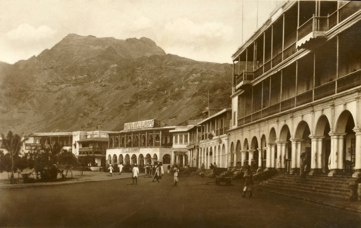 绕新月，亚丁（c1918-c1939）。 作者 不明