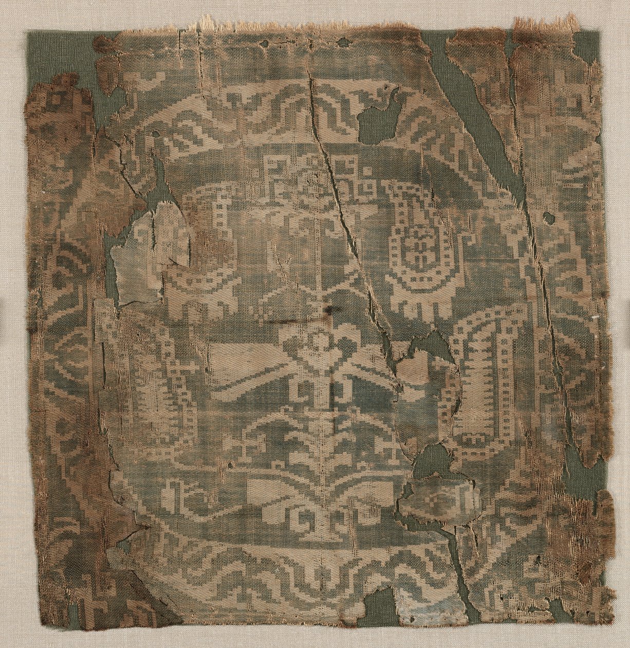 有棱角的棕榈树圆环，来自一件外衣，650-850年。 作者 不明