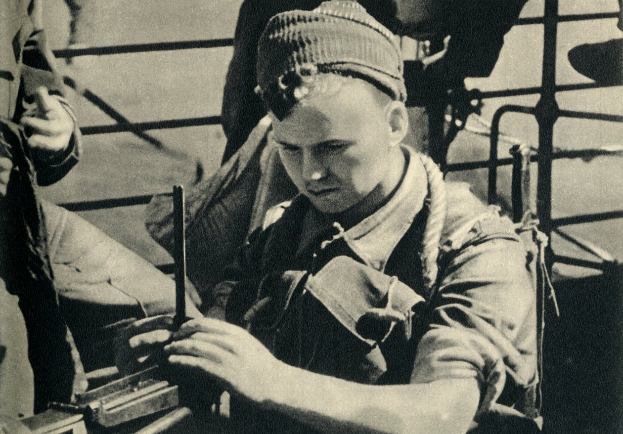 皇家海军陆战队检查他的机枪，第二次世界大战，c1939-c1943 1944年。 作者 不明