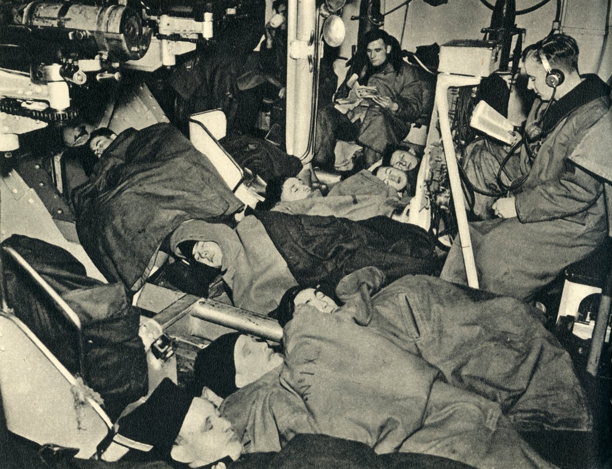 皇家海军陆战队在第二次世界大战（c1939-c1943 1944）的军舰炮楼中睡觉。 作者 不明