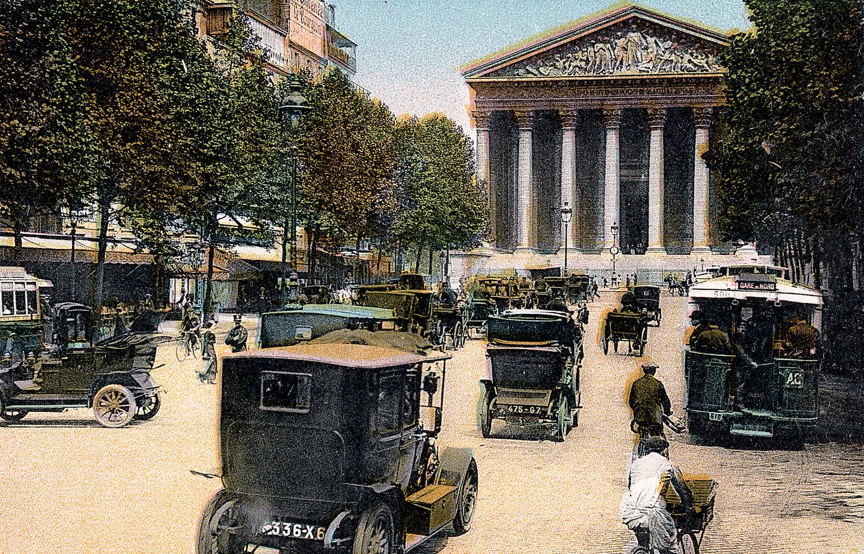 巴黎的皇家街（Rue Royale）和玛德琳（Madeleine），街上有汽车和一辆摩托车，c1900 作者 不明