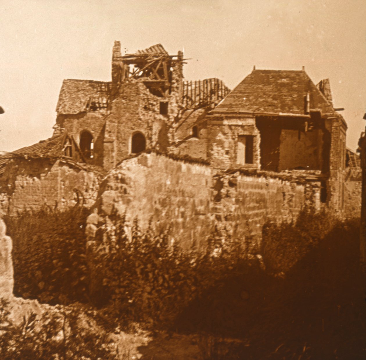 法国北部博蒙特河畔贝蒙特的废墟教堂，c1914-c1918 作者 不明