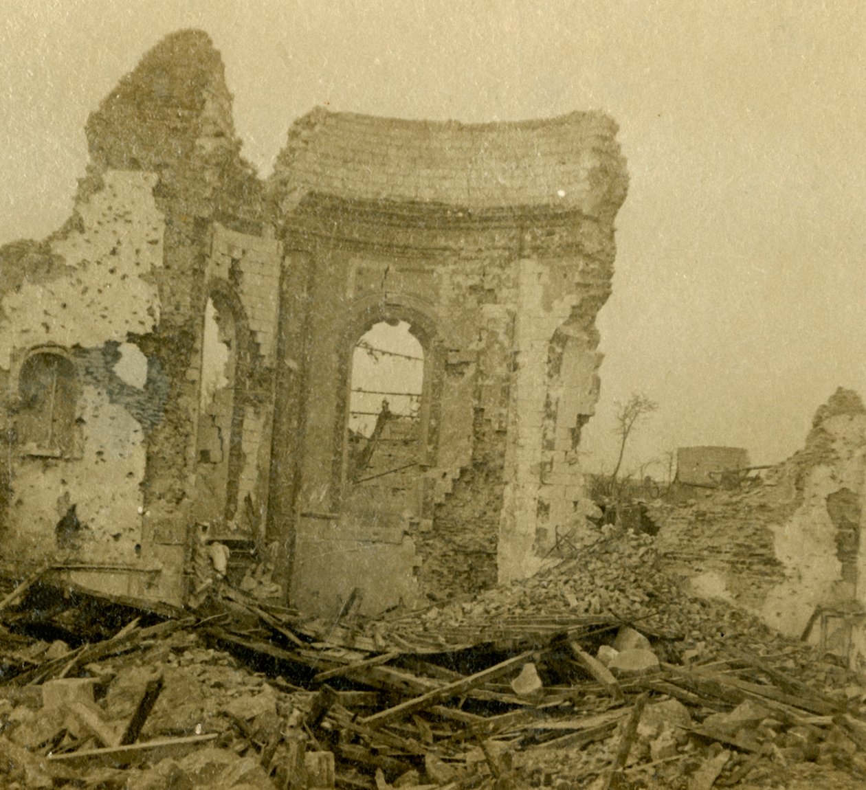 法国北部康布尔斯，损毁的教堂，c1914-c1918 作者 不明