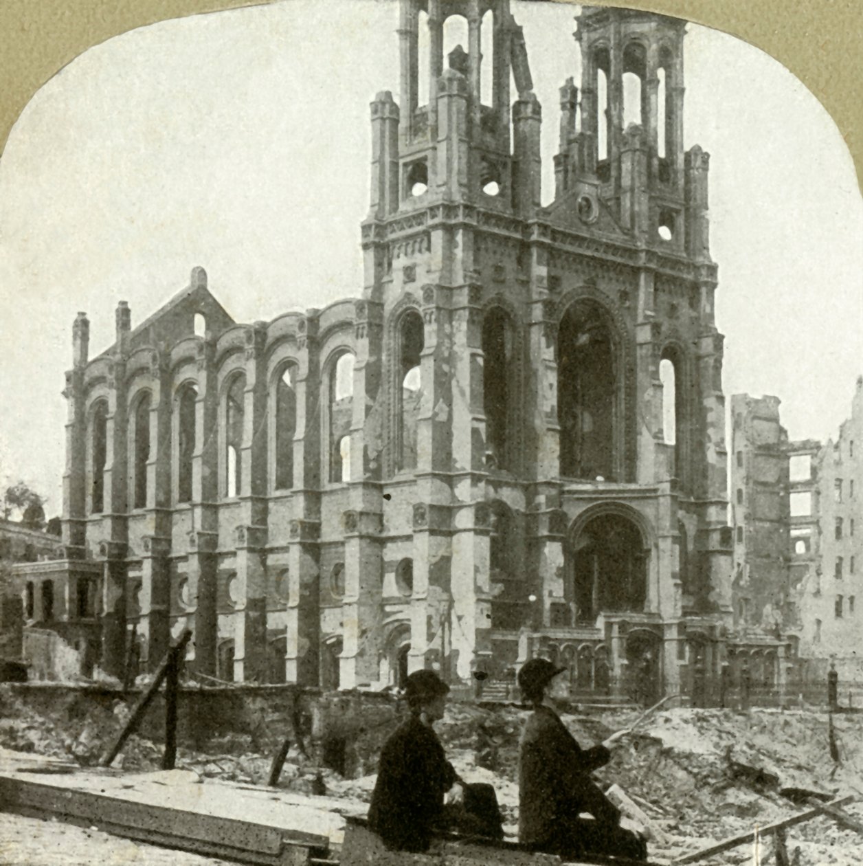 萨特街（Sutter St.）的犹太教堂废墟，经受了1865年和1868年，1906年的大地震。 作者 不明
