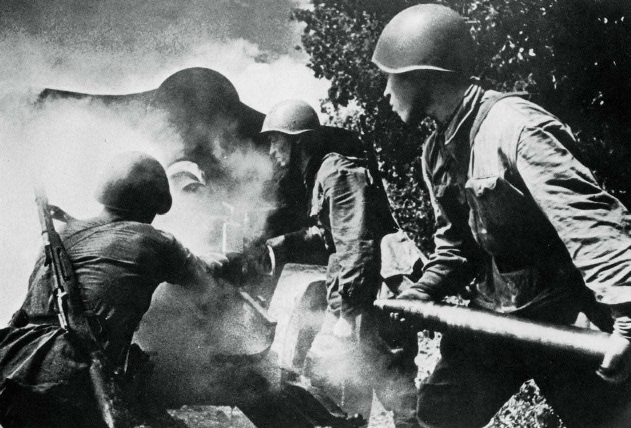 行动中的俄罗斯炮兵，东线，1943年 作者 不明