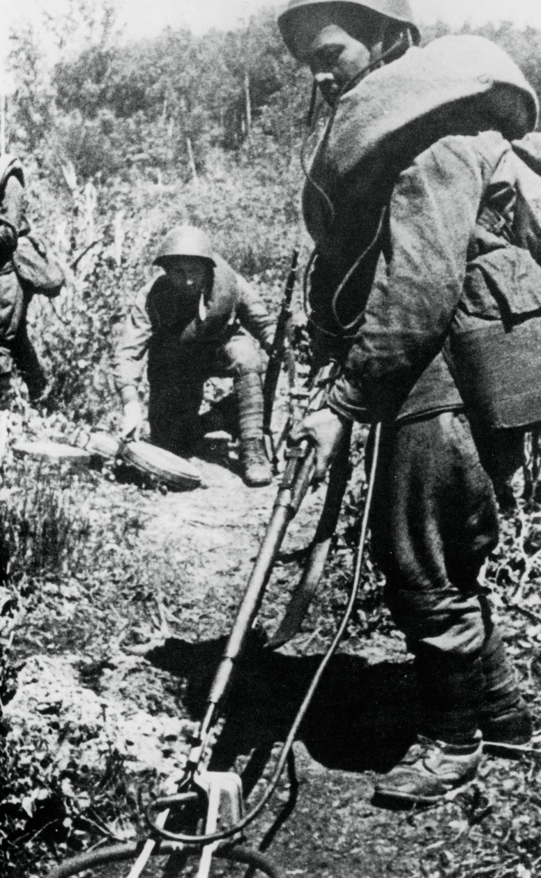 1944年，明斯克以西的俄罗斯士兵清理地雷 作者 不明