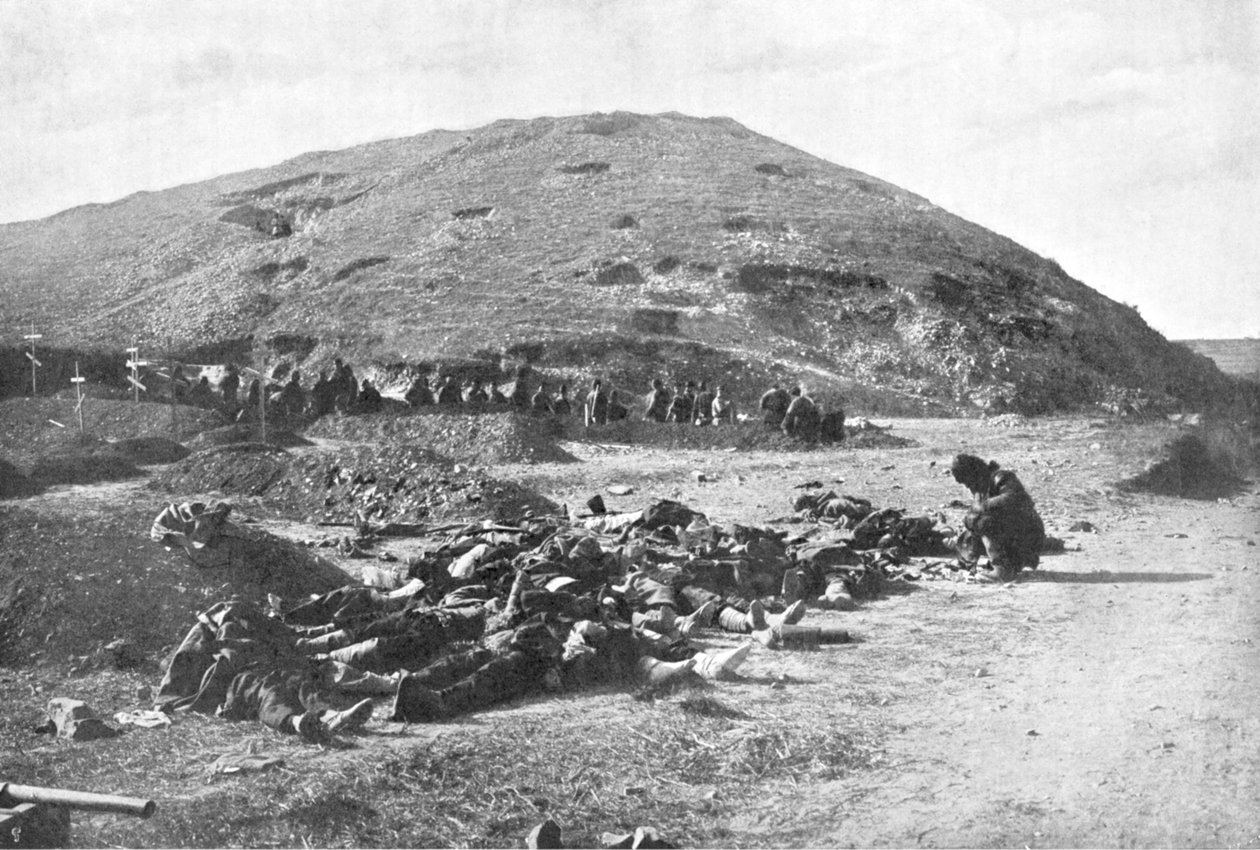 日俄战争1904-5年，俄罗斯士兵在埋葬前从死者那里收集弹药筒 作者 不明