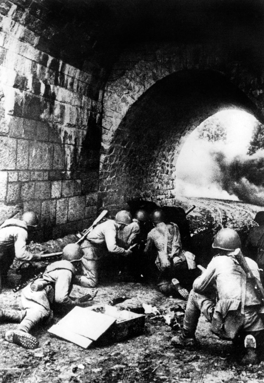 1944年，俄罗斯士兵在拉脱维亚首都里加附近行动 作者 不明