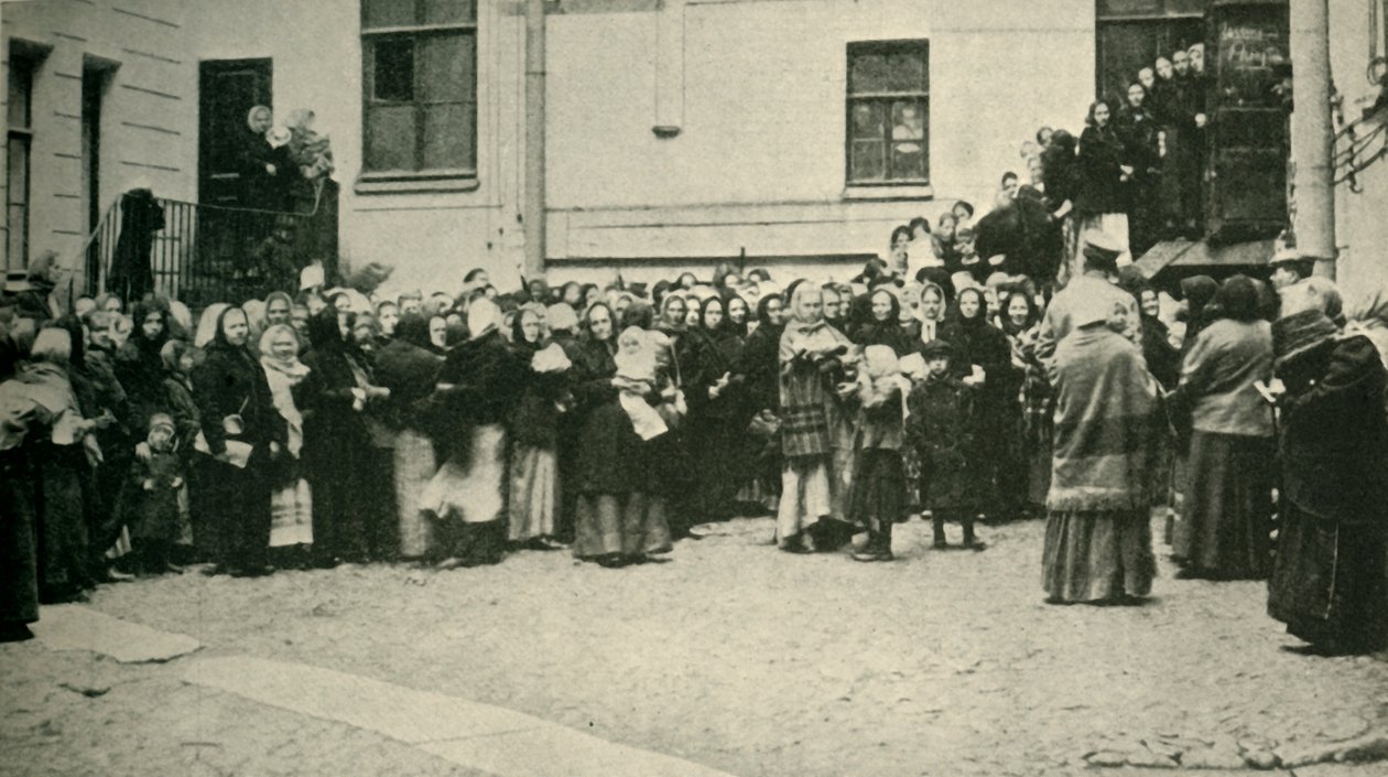 俄国士兵的妻子在等待前线的消息...，第一次世界大战，1915年，c1920。 作者 不明