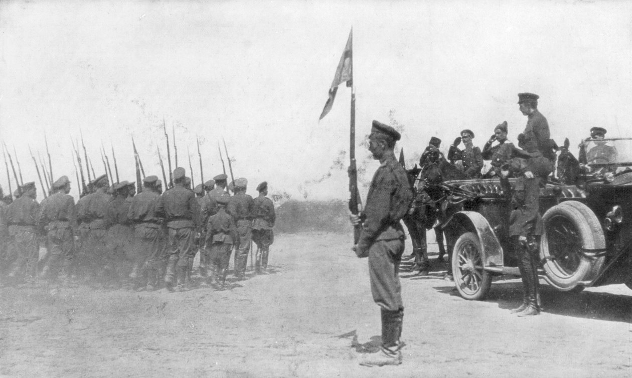 第一次世界大战，1917年7月，俄罗斯军队在亚历山大·凯伦斯基面前游行 作者 不明