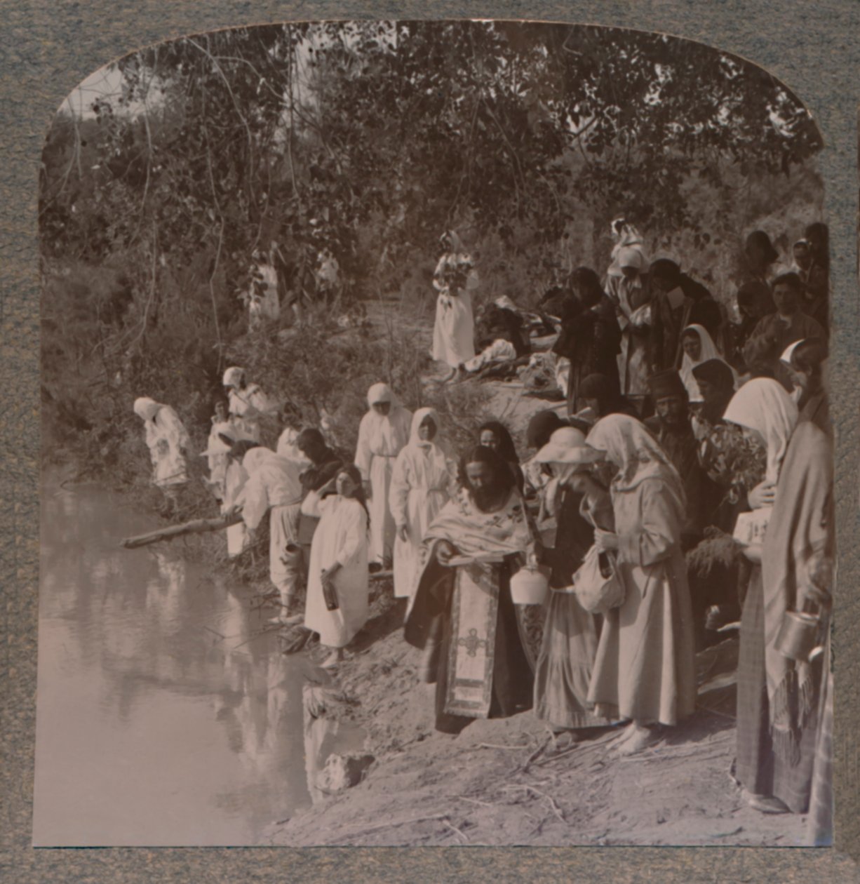 约旦河岸的俄罗斯妇女担任公职，1900年 作者 不明
